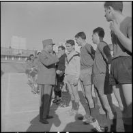 Stade municipal d'Alger. Finale des championnats interarmées de football. Le général Rafa félicite l'équipe du 2e GATAC (2e groupement aérien tactique adapté corps d'armée) d'Oran.