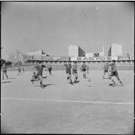 Stade municipal d'Alger. Finale des championnats interarmées de football. Phase du jeu. Le 2e GATAC (2e groupement aérien tactique adapté corps d'armée) d'Oran est en difficulté.