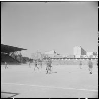 Stade municipal d'Alger. Finale des championnats interarmées de football. Phase du jeu.