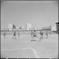 Stade municipal d'Alger. Finale des championnats interarmées de football. Phase du jeu.