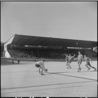 Stade municipal d'Alger. Finale des championnats interarmées de football. Phase du jeu.