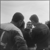 Constantine. Finale interarmées de rugby. Soins donnés à un joueur de la compagnie régionale du train n°10 (CRT n°10).
