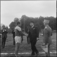 Constantine. Finale interarmées de rugby. Le général Fourquet félicite les joueurs de la compagnie régionale du train n°10 (CRT n°10).