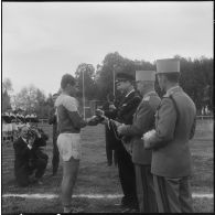 Constantine. Finale interarmées de rugby. Le général Fourquet remet la coupe à un joueur de la compagnie régionale du train n°10 (CRT n°10).