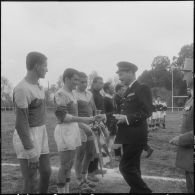 Constantine. Finale interarmées de rugby. Remise par le général Fourquet des médailles individuelles aux joueurs de la compagnie régionale du train n°10 (CRT n°10).