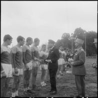Constantine. Finale interarmées de rugby. Remise par le général Fourquet des médailles individuelles aux joueurs de la compagnie régionale du train n°10 (CRT n°10).