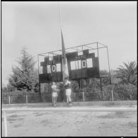 Constantine. Finale interarmées de rugby. Levée des couleurs.