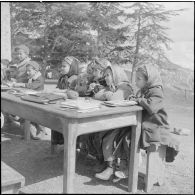 Tikdja. 22e bataillon de chasseurs alpins (BCA). Des élèves écoutent l'instituteur.