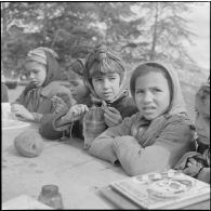 Tikdja. 22e bataillon de chasseurs alpins (BCA). Des élèves écoutent l'instituteur.