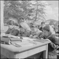 Tikdja. 22e bataillon de chasseurs alpins (BCA). Des élèves écrivent dans leurs cahiers.
