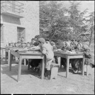 Tikdja. 22e bataillon de chasseurs alpins (BCA). Des élèves font des exercices.