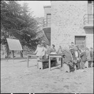 Tikdja. 22e bataillon de chasseurs alpins (BCA). Des élèves écoutent l'instituteur.