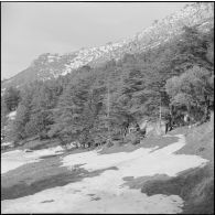 Tikdja. 22e bataillon de chasseurs alpins (BCA). Maisons en montagne sous la neige.