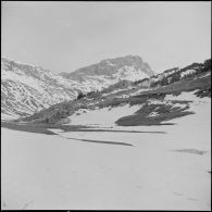 Tikdja. 22e bataillon de chasseurs alpins (BCA). Population civile dans les montagnes.
