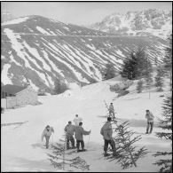 Tikdja. 22e bataillon de chasseurs alpins (BCA). Des chasseurs alpins skient dans la montagne.