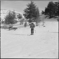 Tikdja. 22e bataillon de chasseurs alpins (BCA). Des chasseurs alpins skient dans la montagne.