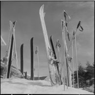 Tikdja. 22e bataillon de chasseurs alpins (BCA). Des chasseurs alpins ont plantés leurs skis et leurs bâtons à l'entrée d'une maison.