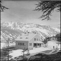 Tikdja. 22e bataillon de chasseurs alpins (BCA). Des chasseurs alpins ont plantés leurs skis et leurs bâtons à l'entrée d'une maison.