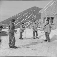 Tikdja. 22e bataillon de chasseurs alpins (BCA). Des chasseurs alpins skient dans la montagne.