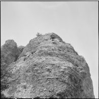 Tikdja. 22e bataillon de chasseurs alpins (BCA). Un chasseur alpin grimpe sur une paroi rocheuse.