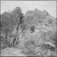 Tikdja. 22e bataillon de chasseurs alpins (BCA). Des chasseurs alpins grimpent sur une paroi rocheuse.