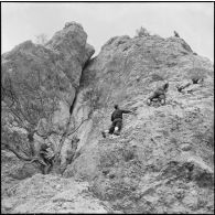 Tikdja. 22e bataillon de chasseurs alpins (BCA). Des chasseurs alpins grimpent sur une paroi rocheuse.