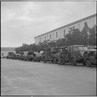 Alger. Quadrillage avant le cessez-le-feu. Des soldats à bord de camions et de jeeps.