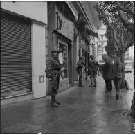 Alger. Quadrillage avant le cessez-le-feu. Des soldats et des passants dans la rue.