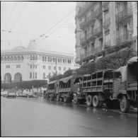 Alger. Quadrillage avant le cessez-le-feu. Des soldats en camion dans la rue Charles Péguy.