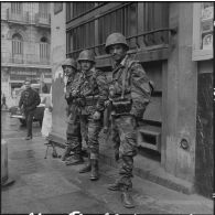 Alger. Quadrillage avant le cessez-le-feu. Des soldats dans la rue Michelet.