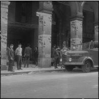 Alger. Attentats de l'Organisation armée secrète (OAS). A Bab el Oued, les pompiers se sont déplacés pour maîtriser les incendies.