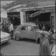 Alger. Attentats de l'Organisation armée secrète (OAS). Dans la rue Meissonnier, à proximité de la rue Michelet, la boucherie "Au roi du poulet" a explosé.