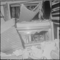 Alger. Attentats de l'Organisation armée secrète (OAS). Dans la rue Meissonnier, à proximité de la rue Michelet, la boucherie "Au roi du poulet" a explosé.