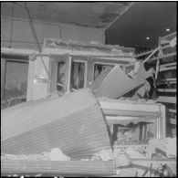 Alger. Attentats de l'Organisation armée secrète (OAS). Dans la rue Meissonnier, à proximité de la rue Michelet, la boucherie "Au roi du poulet" a explosé.