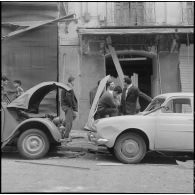 Alger. Attentats de l'Organisation armée secrète (OAS). La population civile découvre les boutiques et les voitures qui ont été éventrées et soufflées par la puissance des explosions.