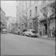 Alger. Attentats de l'Organisation armée secrète (OAS). La population civile découvre les boutiques et les voitures qui ont été éventrées et soufflées par la puissance des explosions.