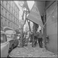 Alger. Attentats de l'Organisation armée secrète (OAS). La population civile découvre les débris de déflagration qui jonchent le sol et les boutiques éventrées par les explosions.
