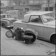 Alger. Attentats de l'Organisation armée secrète (OAS). Un scooter a été soufflé par la puissance des explosions.