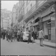 Alger. Attentats de l'Organisation armée secrète (OAS). La population civile découvre les boutiques et les voitures qui ont été éventrées et soufflées par la puissance des explosions.