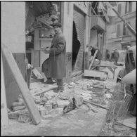 Alger. Attentats de l'Organisation armée secrète (OAS). Les commerçants arrivés sur les lieux découvrent leurs boutiques éventrées par les explosions.