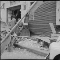 Alger. Attentats de l'Organisation armée secrète (OAS). Les commerçants arrivés sur les lieux découvrent leurs boutiques éventrées par les explosions.
