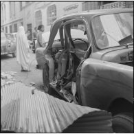 Alger. Attentats de l'Organisation armée secrète (OAS). Une voiture a été soufflée par la puissance des explosions.