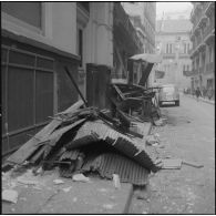 Alger. Attentats de l'Organisation armée secrète (OAS). Sur les trottoirs, des débris de déflagration jonchent le sol.