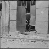 Alger. Attentats de l'Organisation armée secrète (OAS). Sur les trottoirs, des débris de déflagration jonchent le sol.