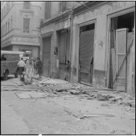 Alger. Attentats de l'Organisation armée secrète (OAS). Sur les trottoirs, des débris de déflagration jonchent le sol.