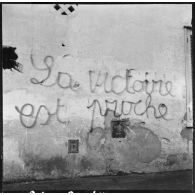 Alger. Attentats de l'Organisation armée secrète (OAS). Slogan écrit sur un mur : "La victoire est proche".
