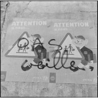 Alger. Attentats de l'Organisation armée secrète (OAS). Une affiche publicitaire a été détournée avec les slogans suivants : "Attention à nous... OAS veille".