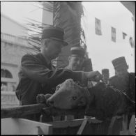 Algérie. Des militaires fêtent l'aïd el-séghir. Le méchoui.