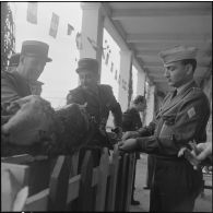 Algérie. Des militaires fêtent l'aïd el-séghir. Le méchoui.