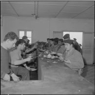 Algérie. Des militaires fêtent l'aïd el-séghir. Le repas.